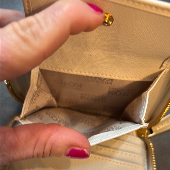 Michael Kors wallet - Picture 7 of 11